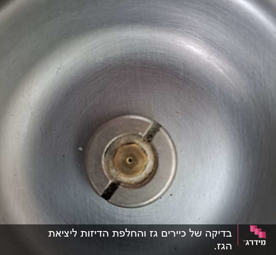 חלק מתכתי עגול עם חריץ במרכז